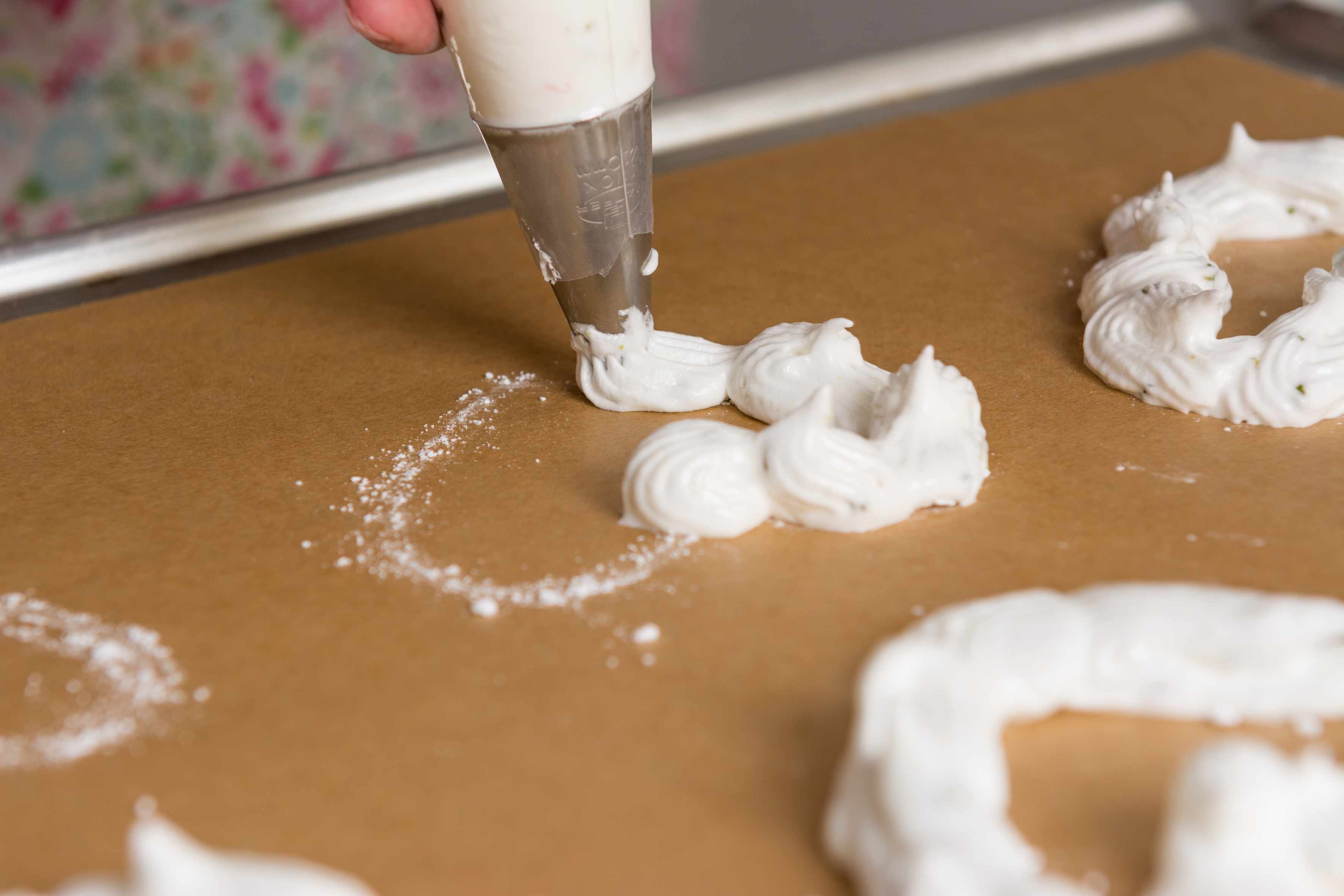 Erdbeer-Baiser-Törtchen