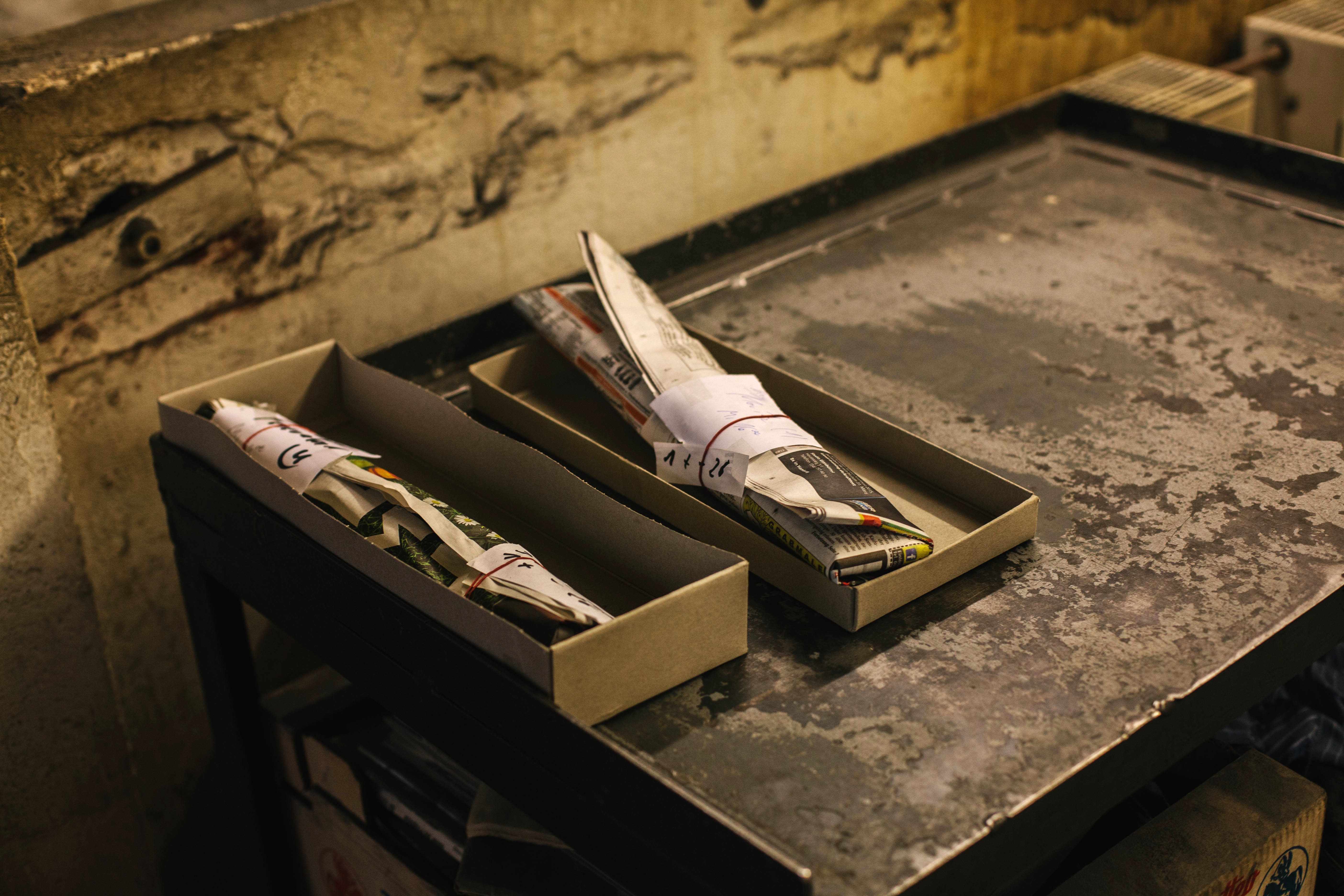 Messer im Karton in Zeitung eingewickelt